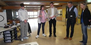 Elftklässler Roman Redlich, SIA-Geschäftsführerin Josephine Osterkamp, OB Markus Kleemann, Vorsitzender des Buntstift-Vereins Hans Hatzl, Schulleiterin Nadine Kußler (von links).