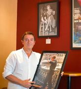 Mike Siegel und einige seiner Plakate