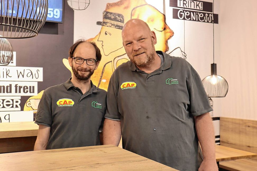 Mitarbeiter Dieter-Axel Schneider (links) und Marktleiter René Kratochwil.