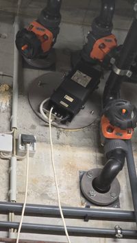 Vollkommen andere Perspektive: Ein Scheinwerfer eines Beckens.