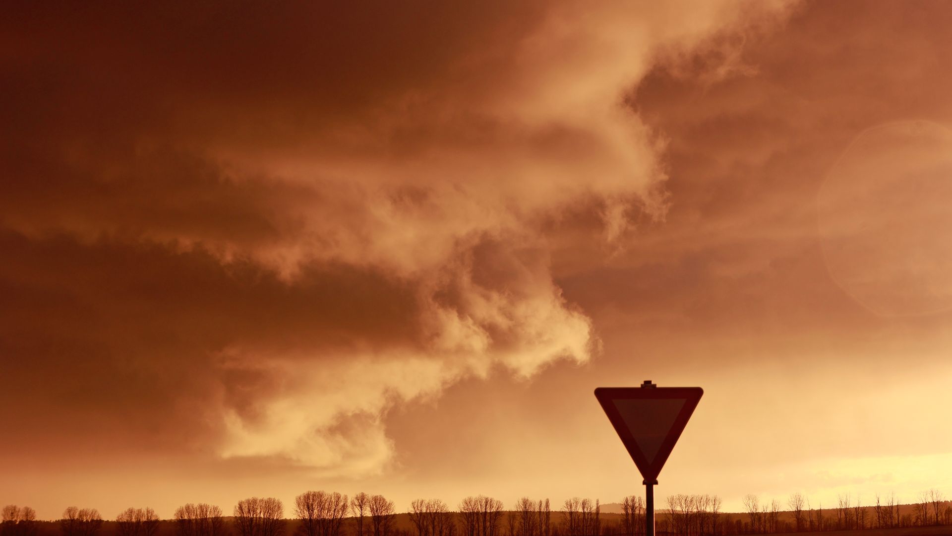 Eine Schlechtwetterfront zieht bei tief stehender Sonne über den Harz hinweg.