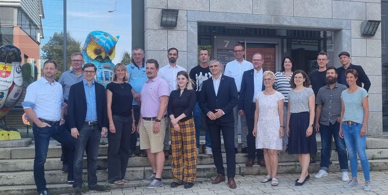 Der neue Holzgerlinger Gemeinderat (von links): Dr. Alexander Failenschmid, Harald Dieterle, Dr. Björn Schittenhelm, Karen Gärtner, Hubert Stribick, Alexander Wanner, Dr. Mesut Özeker, Sarah Lorusso, Ralf Mickeler, Bürgermeister Ioannis Delakos, Marc Gärtner, Eberhard Binder, Edeltraud Stribick, Antonietta Scarano, Nicole Frasch, Dr. Markus Rupprecht, Lukas Mattis Hahn, Jens Renz und Stephanie Rath.