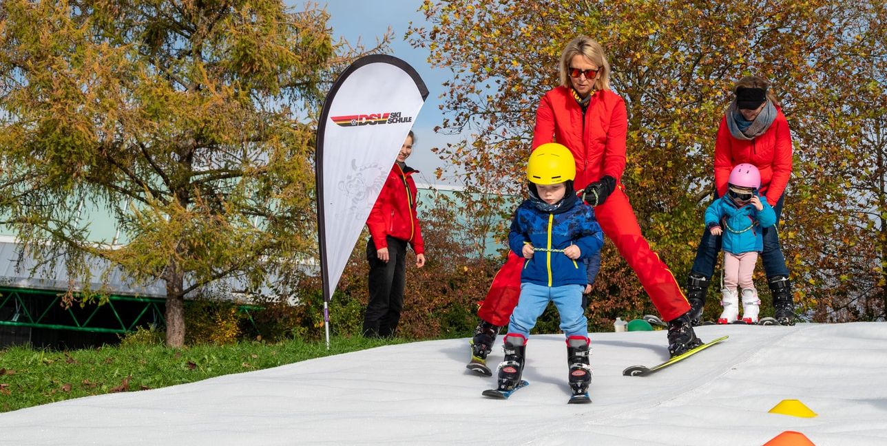 Auf Matten geht es ganz vorsichtig für die Kinder unter professioneller Anleitung auf dem „Glaspalast-Hang“ hinunter.