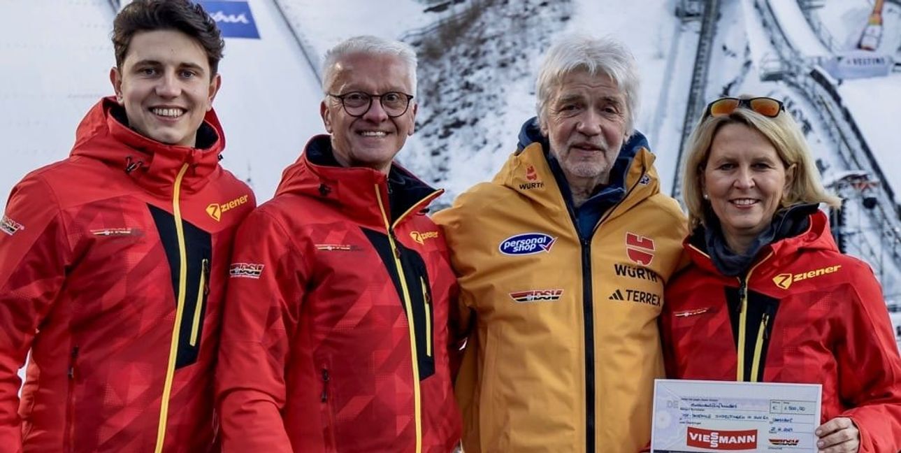 Tim Bauer, Willy Stahl, DSV-Ehrenpräsident Dr. Franz Steinle und Heike Stahl (von links) bei der Preisverleihung in Oberstdorf.