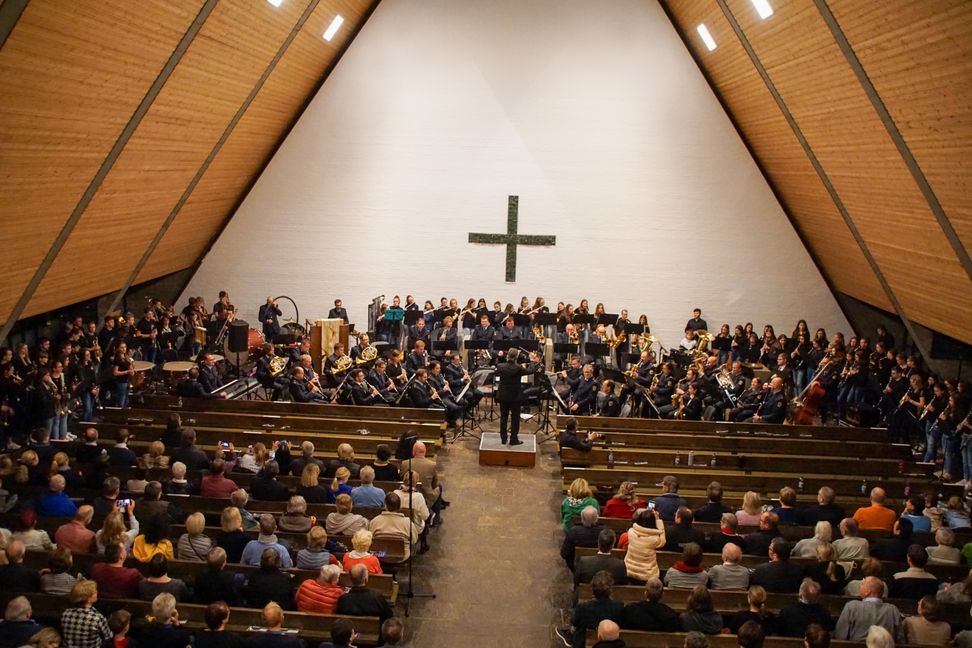 Der gemeinsame Auftritt der Blasorchester der Realschule Hinterweil mit dem Bundespolizeiorchester war der Höhepunkt des Konzerts in der Johanneskirche. Bild: Dettenmeyer