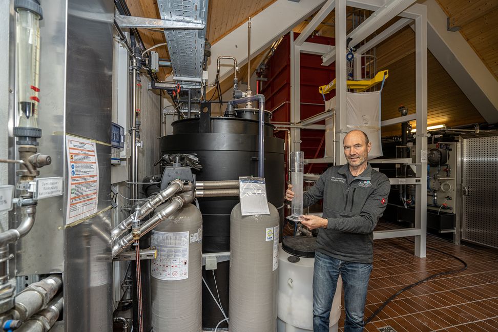 Aidlingens Wassermeister Friedrich Häring nimmt eine Probe im Wasserwerk. Bild: Richter