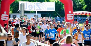 Im Stadion ist das Feld noch eng zusammen. Erst im Wald setzen sich die Favoriten ab. Bild: photostampe