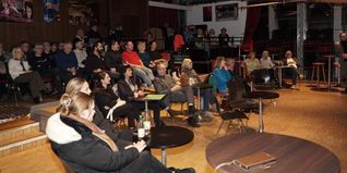 Gut besuchte Vorpremiere für das Video „All that we share – Alles was uns eint – Sindelfingen“ im Pavillon.