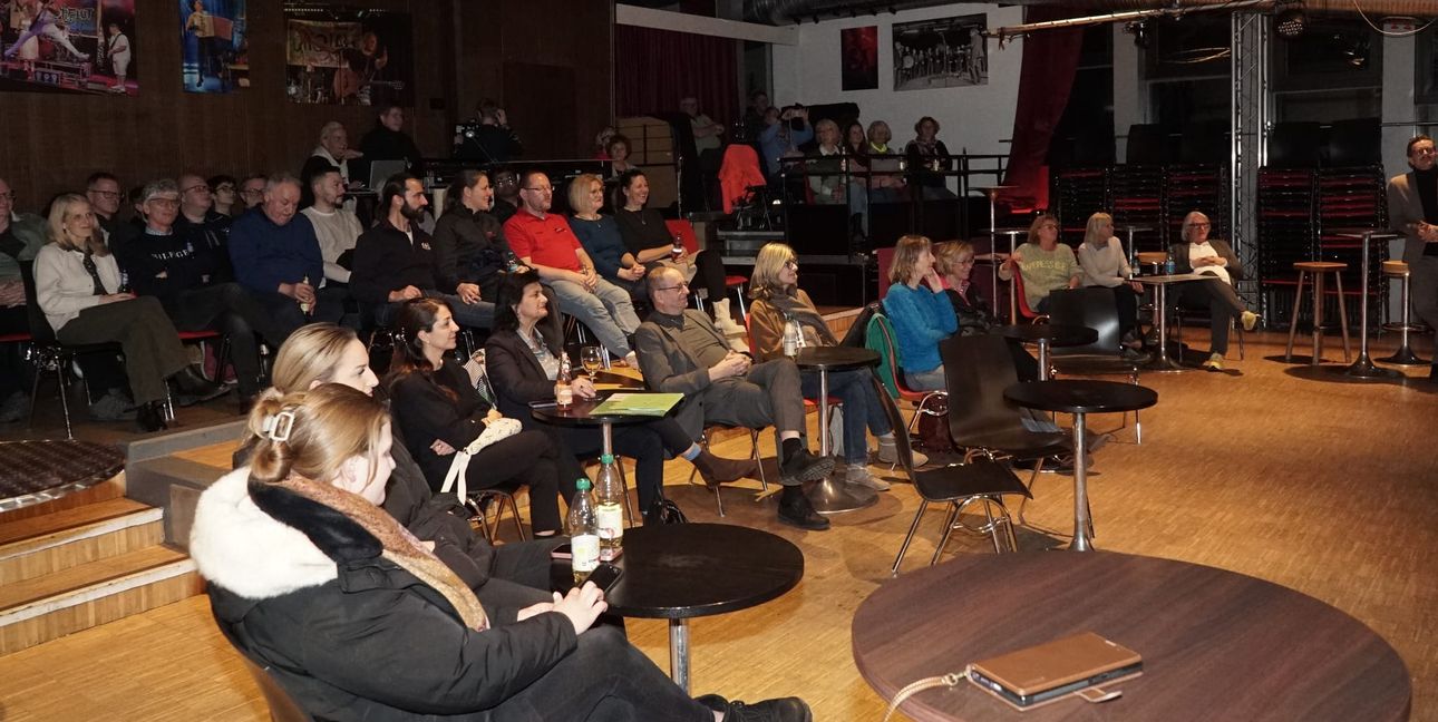 Gut besuchte Vorpremiere für das Video „All that we share – Alles was uns eint – Sindelfingen“ im Pavillon.