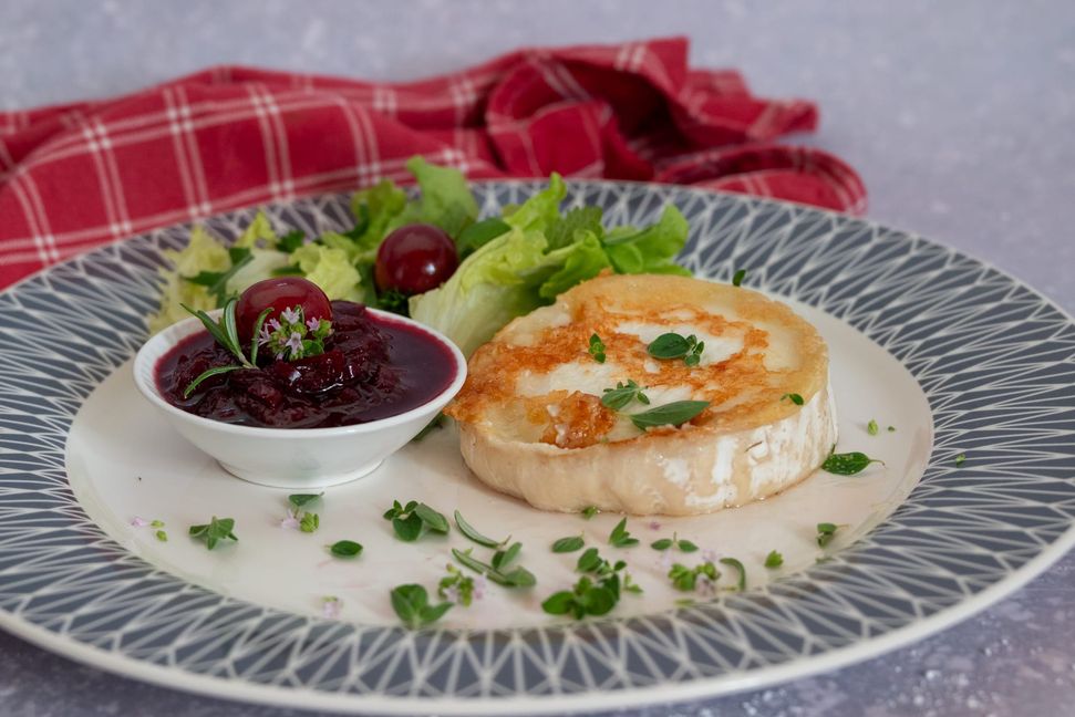 Sauerkirschchutney ist eine leckere Ergänzung zum gebratenen Ziegenkäse. Bild: Nüßle