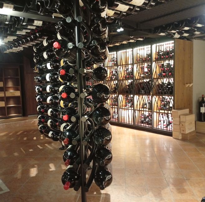 Im Weinkeller der Hospiz Alm lagern Großflaschen-Raritäten.