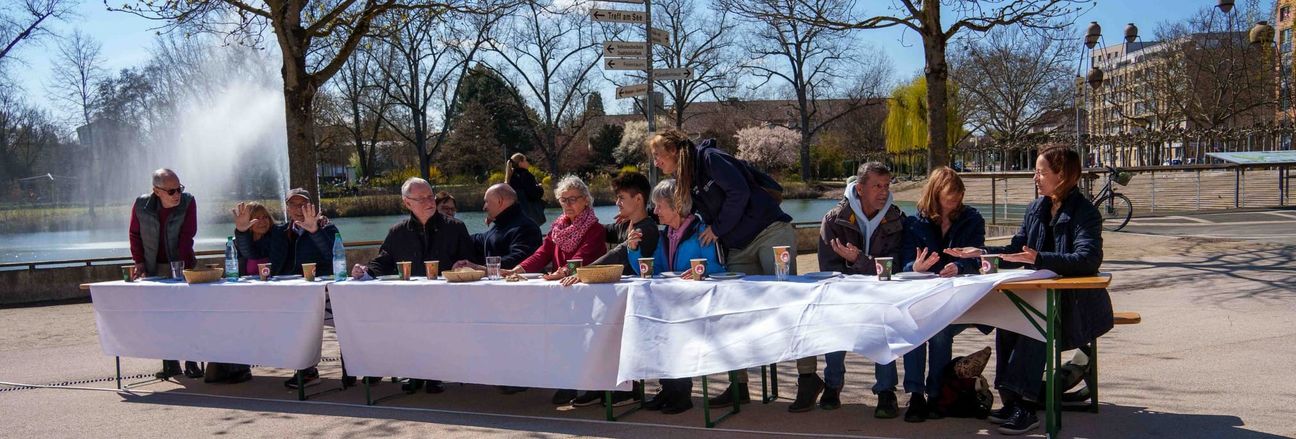 Ein bekanntes und doch ungewöhnliches Bild: An drei Stationen in Böblingen wurde Leonardo da Vicis berühmtes Gemälde nachgestellt.