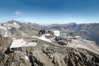 Ohne Schnee gut zu erkennen: Die Erlebniswelt 007 Elements (links) und das Ice Q Restaurant (rechts) sind eingebettet in den Gaislachkogel.Bild: Wyhlidal