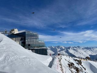 Eingebettet in majestätische Berggipfel: das Restaurant ice Q in Sölden.Bild: Kalus