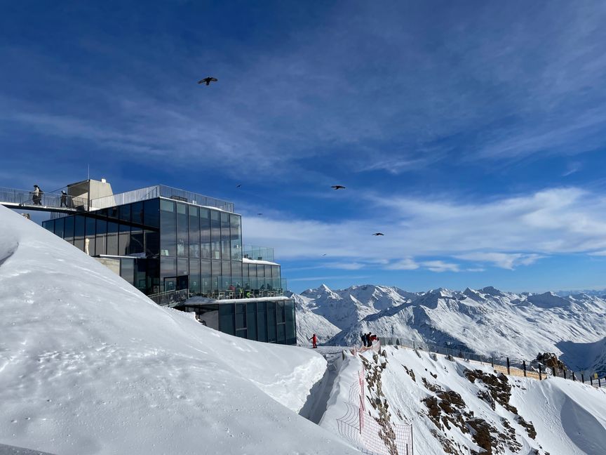 Eingebettet in majestätische Berggipfel: das Restaurant ice Q in Sölden.Bild: Kalus