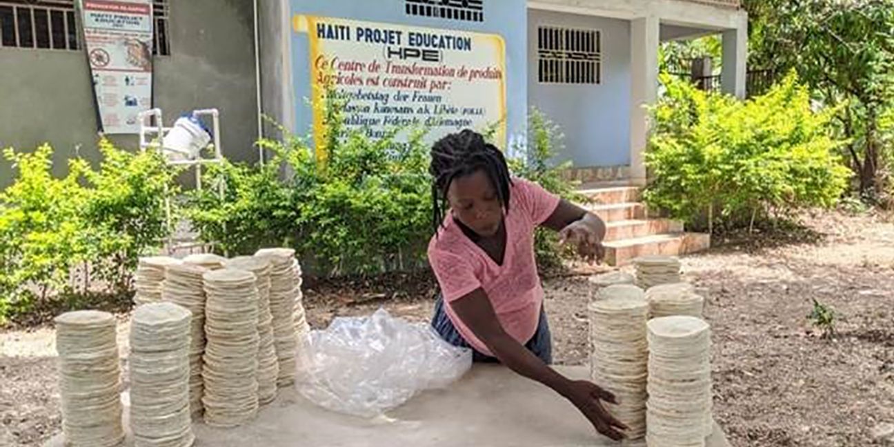 Vor der Cassave-Bäckerei wird das Maniokbrot an Bedürftige verteilt. Bild: Haiti Projekt Education