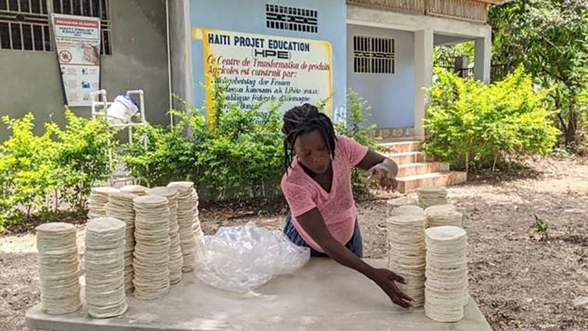Vor der Cassave-Bäckerei wird das Maniokbrot an Bedürftige verteilt. Bild: Haiti Projekt Education
