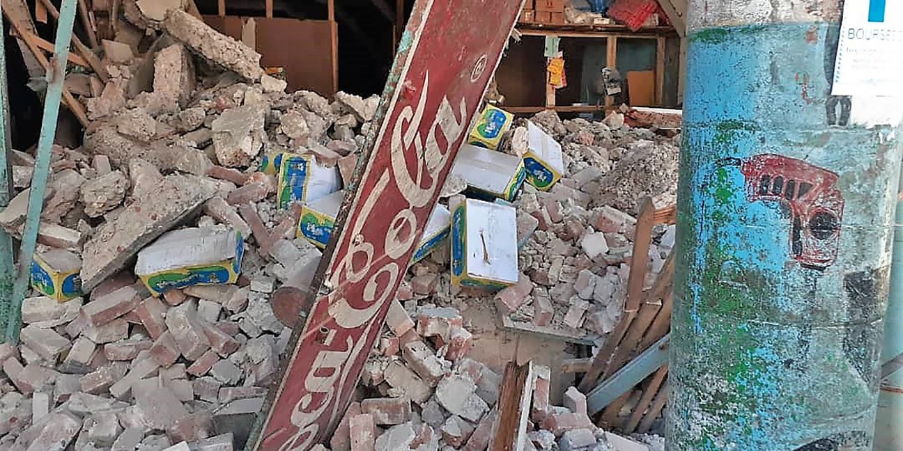 Ein Café in der Stadt Jeremie ist durch das Erdbeben vollständig zerstört. Bild: Pro Haiti