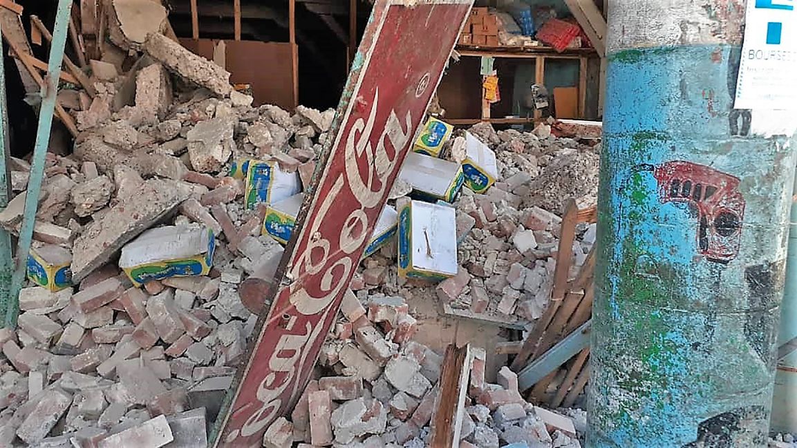 Ein Café in der Stadt Jeremie ist durch das Erdbeben vollständig zerstört. Bild: Pro Haiti