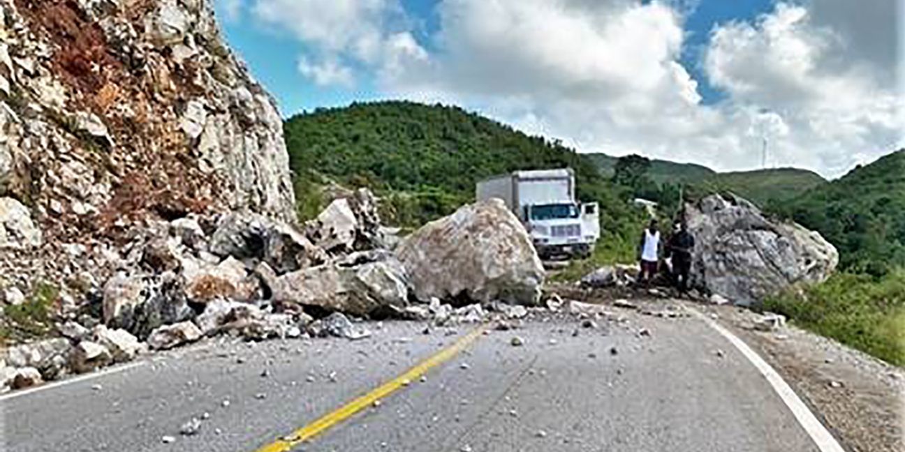 Die Nationalstraße, einzige Verbindung vom Land in Haitis Hauptstadt ist an mehreren Stellen durch Erdrutsche blockiert. Bild: Pro Haiti