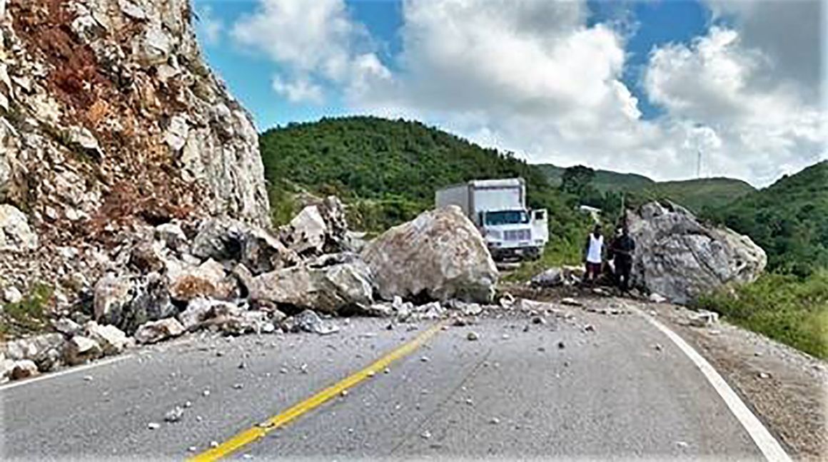 Die Nationalstraße, einzige Verbindung vom Land in Haitis Hauptstadt ist an mehreren Stellen durch Erdrutsche blockiert. Bild: Pro Haiti