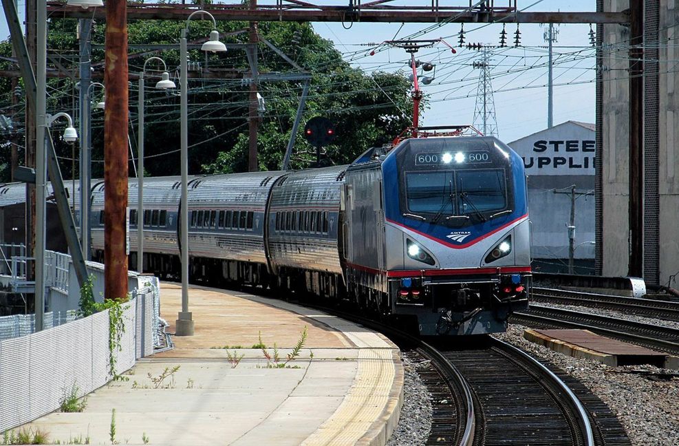Ein Silver -Star-Zug fährt in den Bahnhof von Wilmington in den USA ein.