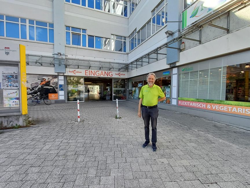 Max Nowak ist mit seinem Reformhaus Klett seit zehn Jahren im Einkaufzentrum ansässig. Dort möchte er auch 2028 das 100-jährige Firmenjubiläum feiern. Bild: Elbers