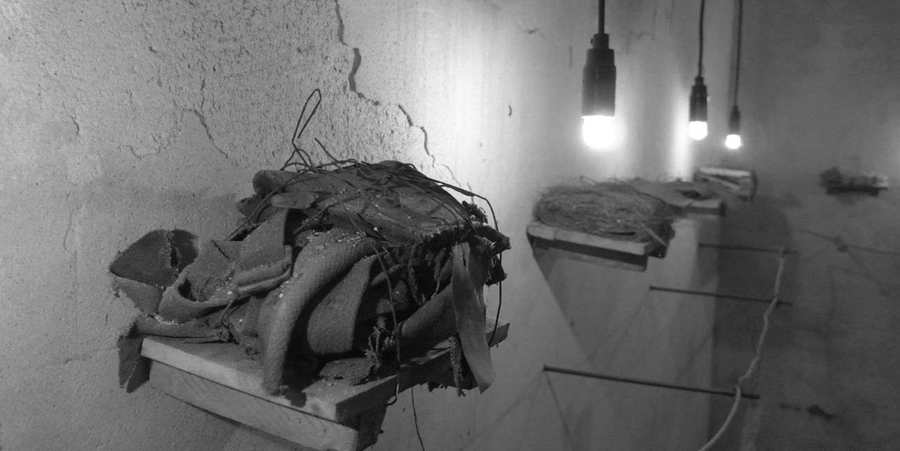 „Erinnerungsräume“ nennt Marinus van Aalst das Kunstprojekt in den Kellerräumen der Friedhofskapelle auf dem Alten Friedhof. Der Künstler zeigt Arbeiten zur Geschichte des Zweiten Weltkriegs in Böblingen. Die Dauerausstellung der Städtischen Galerie ist zu sehen in den Monaten März bis November an jedem ersten Sonntag im Monat jeweils von 15 bis 17 Uhr. Siehe auch im Netz unter www.art-van-aalst.com.