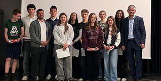 Der neue Jugendgemeinderat mit dem bisherigen Gremiumssprecher Marcel Yassine (Dritter von links) und Bürgermeister Ioannis Delakos (rechts).