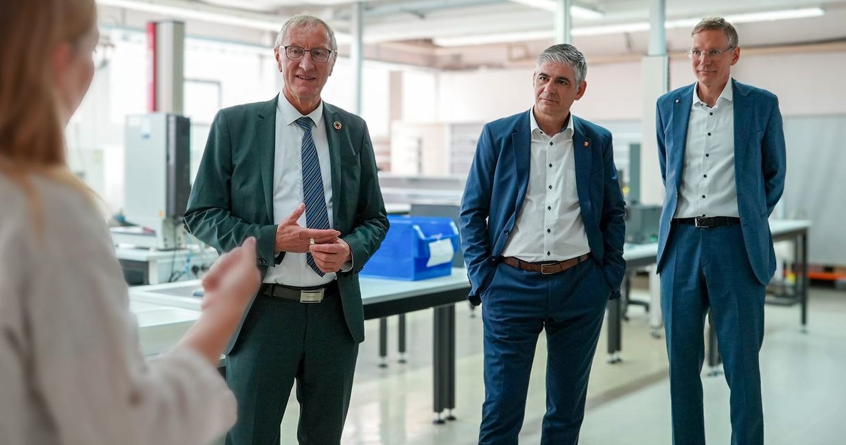 Landrat Roland Bernhard, Bürgermeister Ioannis Delakos und Binder-Geschäftsführer Patrick Geffers (von links) hören interessiert zu.