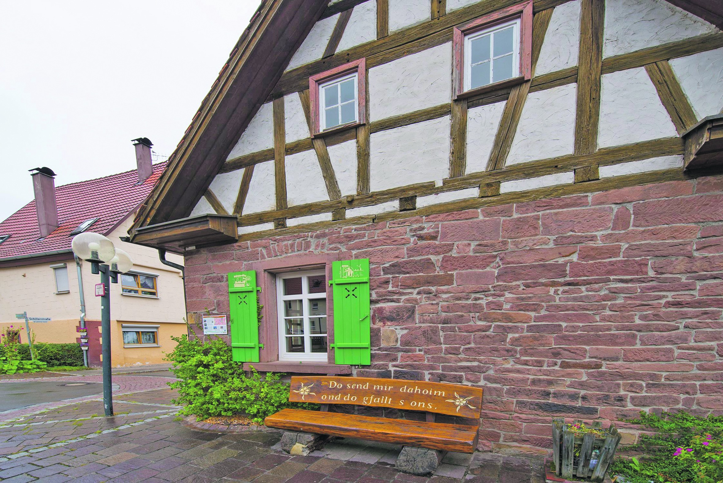 An einem historischen Fachwerkhaus nahe dem alten Rathaus in Simmozheim lädt eine Bank zum Verweilen ein.  Bild: Richter