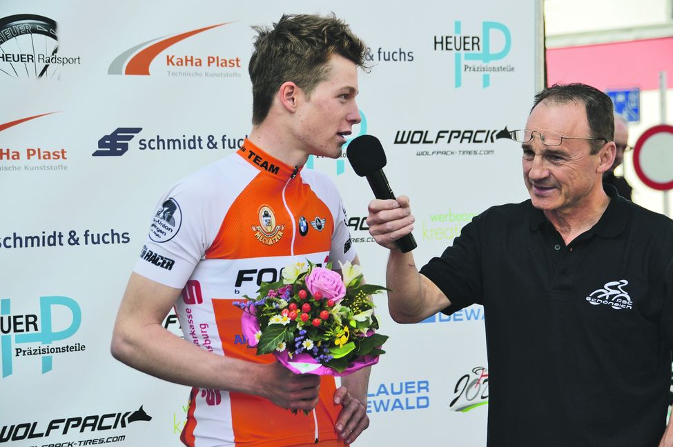 Freddy Eberle (rechts), Sprecher und einer der Hauptorganisatoren des Rennens, im Gespräch mit Georg Steinhauser.