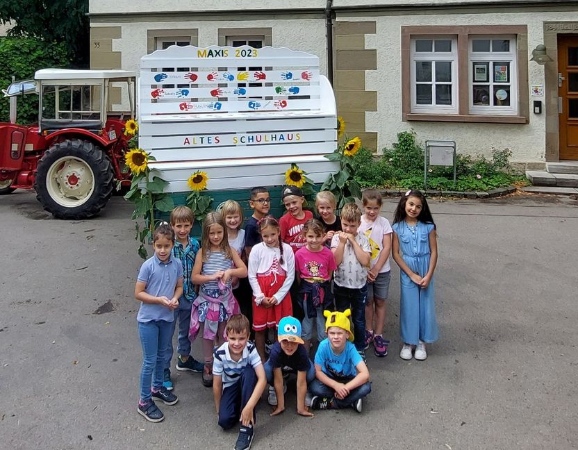 Die Maxi-Kinder des Alten Schulhauses 2023 mit dem Abschiedsgeschenk für die Einrichtung.   Bild: Bühl