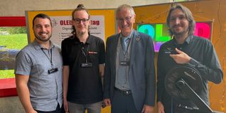 : Landrat Roland Bernhard (Dritter von links) mit Schülern bei der Technikermesse. Bild: z