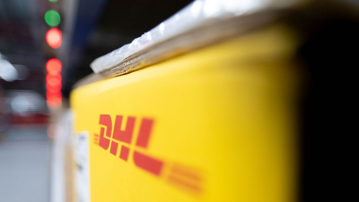 Ein Paket von DHL in einem Logistikzentrum - wertvolle Pakete in die USA werden vorerst nicht mehr angenommen.