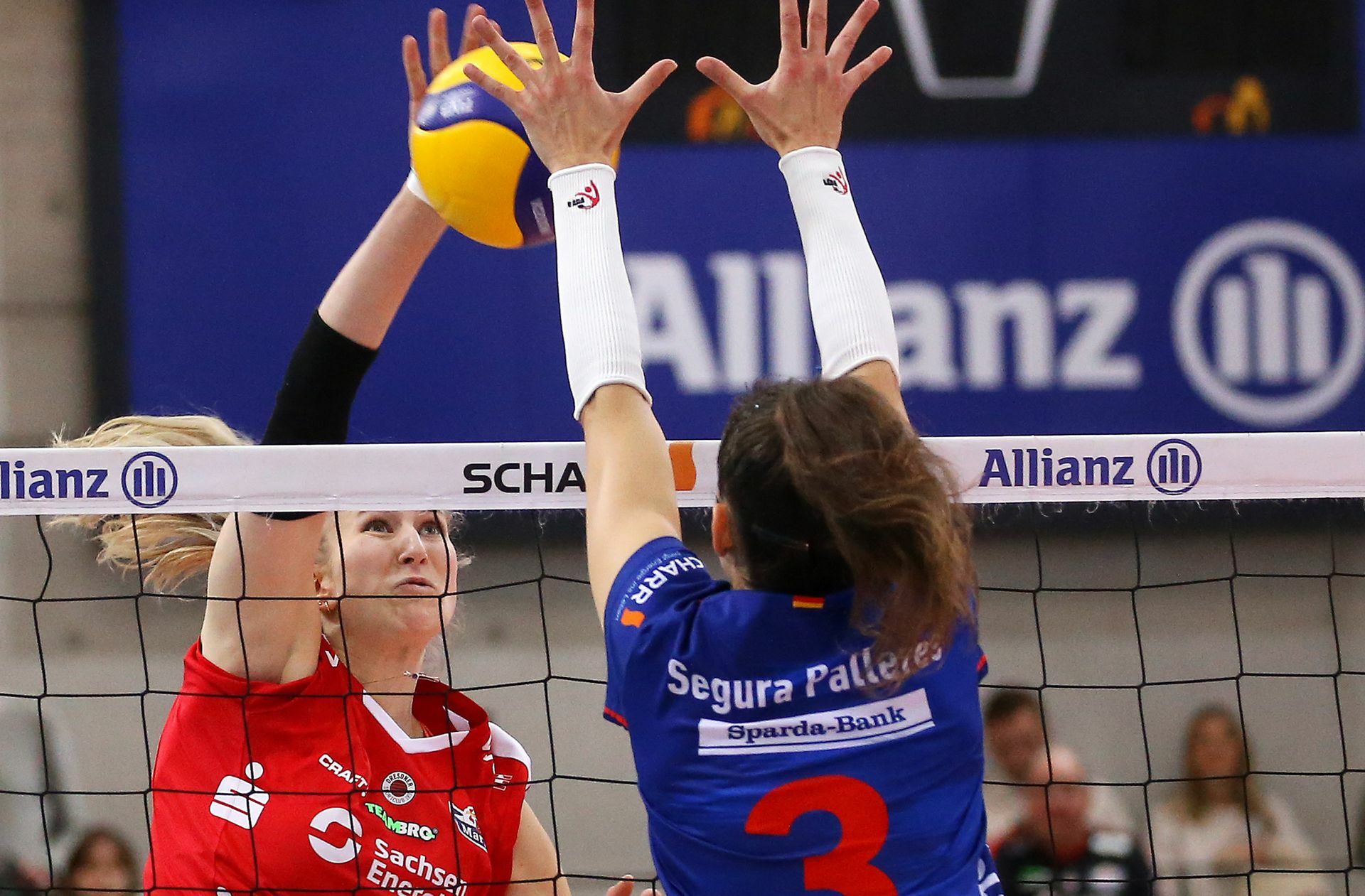 Spielen künftig auf der selben Seite des Netzes: Monique Strubbe und Maria Segura Palléres, die Kapitänin von Allianz MTV Stuttgart.