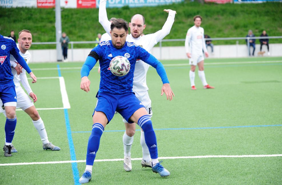 Sascha Häcker erzielte in Holzhausen das zwischenzeitliche 1:1 per Elfmeter. Bild: photostampe/A