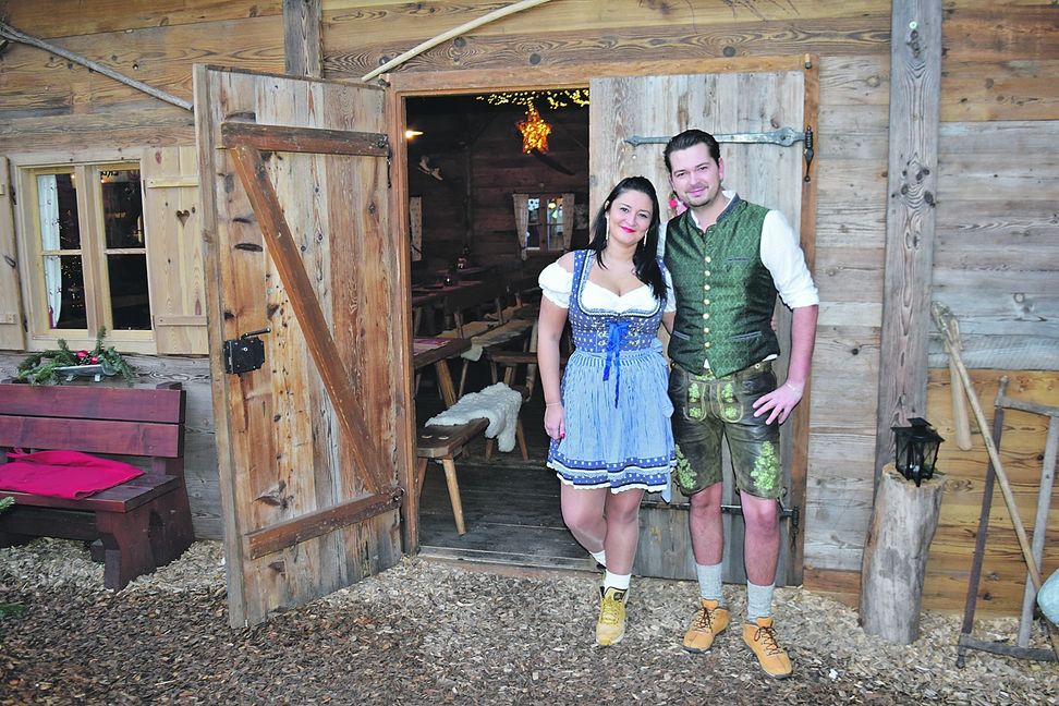 Hereinspaziert in die gute Stube: Larisa Sghira und Dennis Schauz. Bilder: Krauter