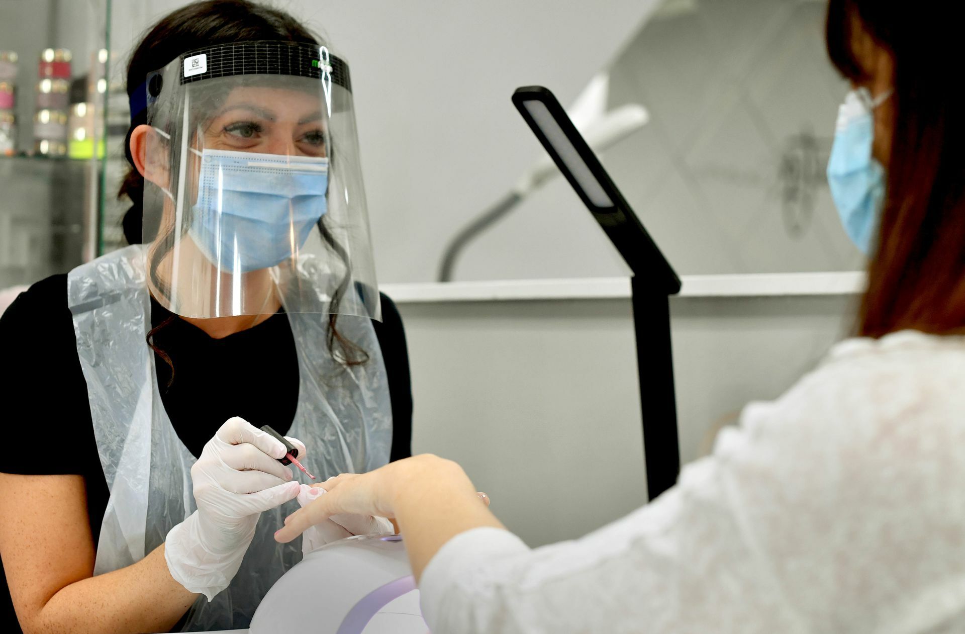 Frauen, die  in der Kosmetik-Branche angestellt sind,  gehören im  Corona-Jahr 2020  zu den Verlierern am Arbeitsmarkt. Foto: AFP/Paul Ellis