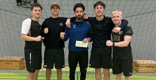 Linus Kislat, Nick Preuss, Torhüter Daniil Kurkov, Max Horn und Leon Schäble (von links) mit dem Siegerpokal. Bild: z