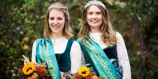 Die amtierenden Streuobsthoheiten Linda Österle und Nadine Haderer.