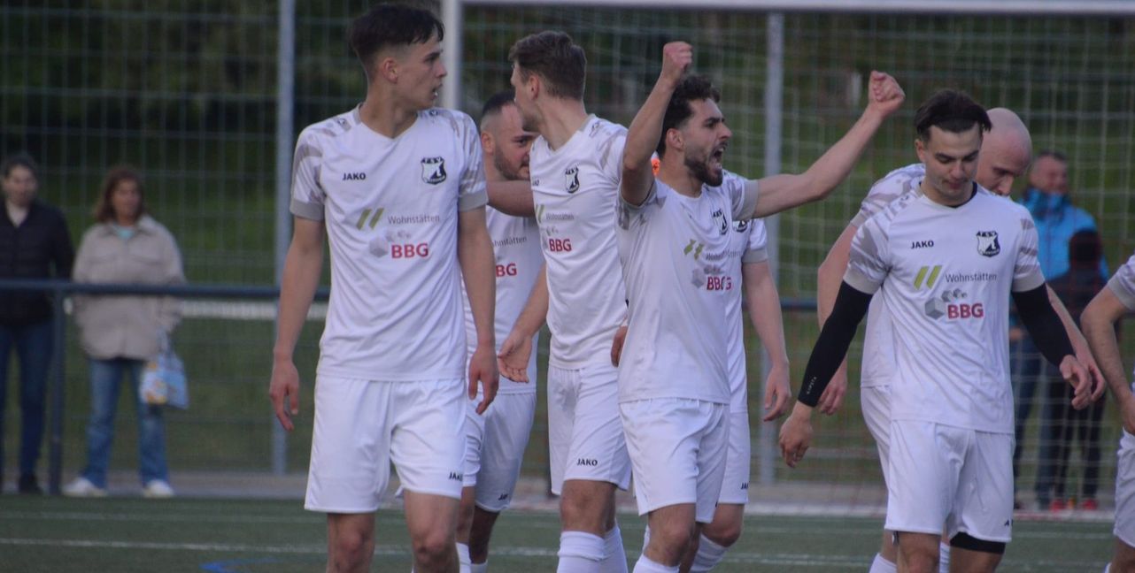 Der überragende Admir Kasapi jubelt über seinen Doppelpack, der das Spiel  in der Kreisliga A3 beim SV Nufringen zugunsten des TSV Dagersheim entschied.Bild: Zvizdiç