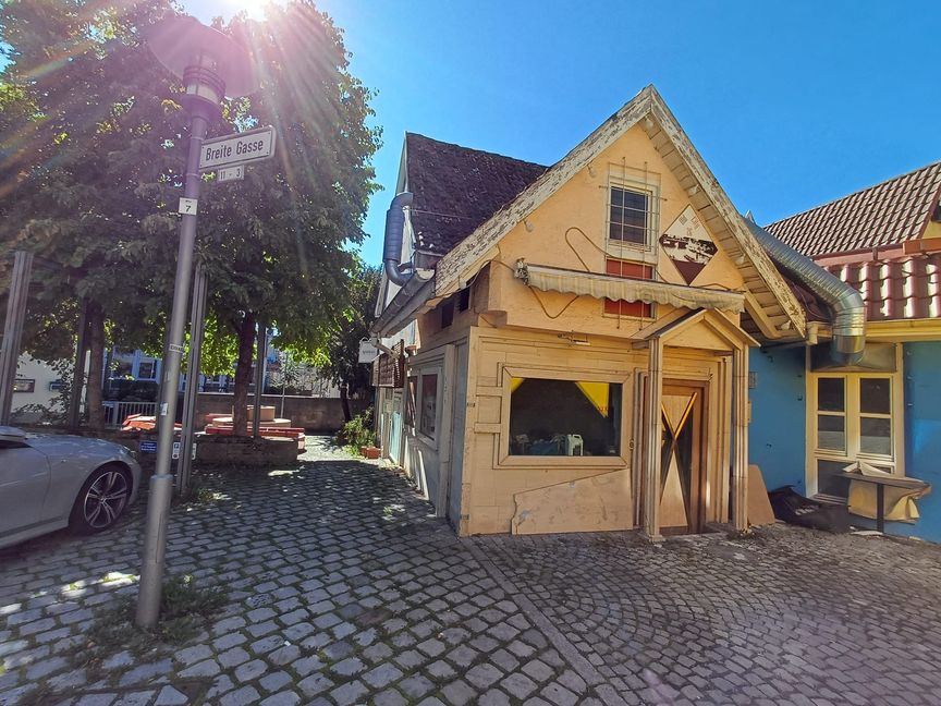 Die Fenster sind dunkel, vor den Eingängen liegt Abfall. Bilder: Elbers