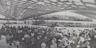 Bei der Eröffnung 1976 wirft sich die halbe Stadt in Schale.