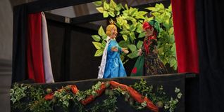 Museumskasperle im Schloss Waldenbuch: Kinder helfen bei der Suche nach der verschwundenen Großmutter und basteln eigene Figuren.