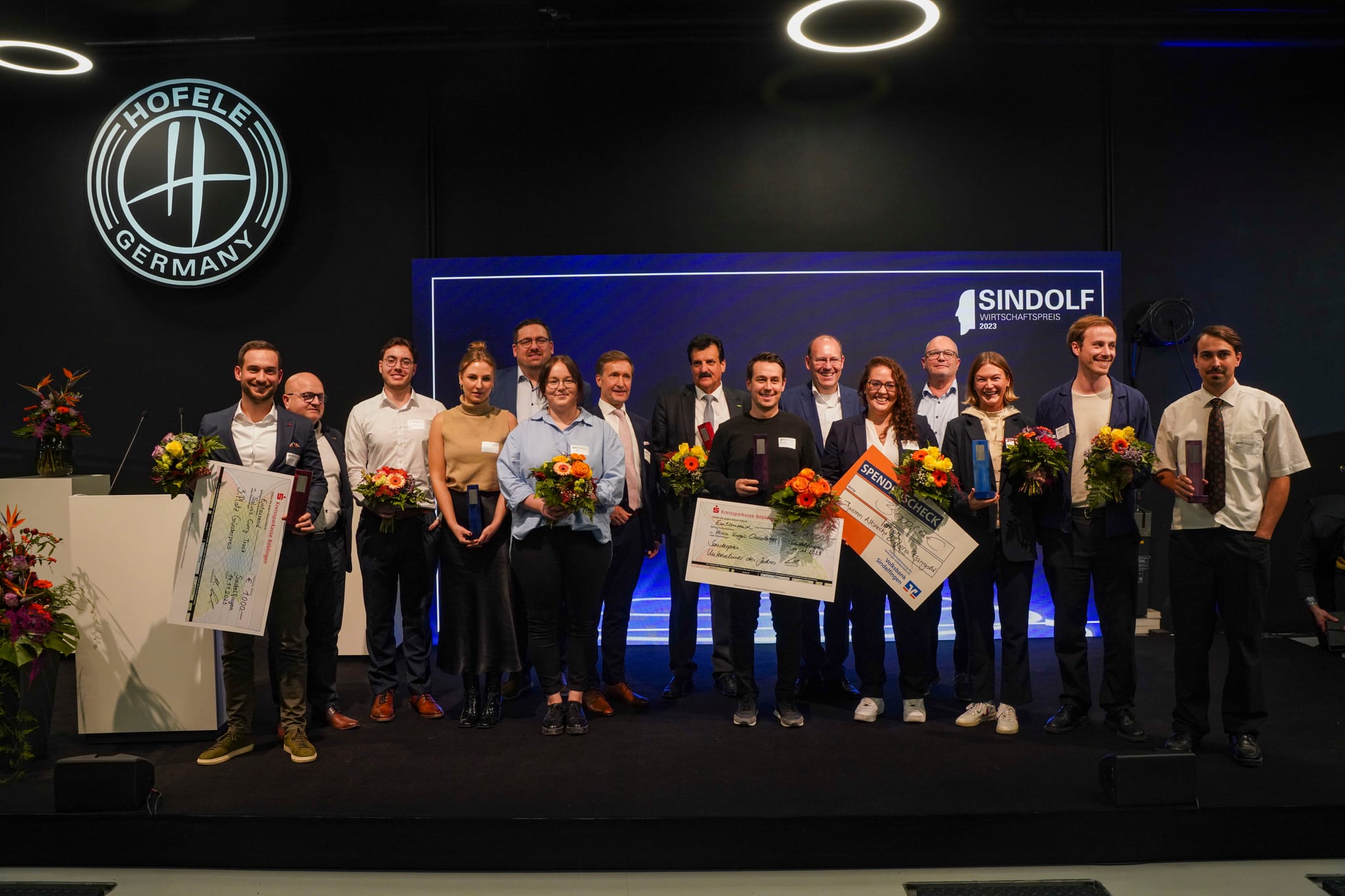 Gemeinsames Gruppenbild von Preisträgern, Laudatoren und Sponsoren bei der „Sindolf“-Verleihung 2023.