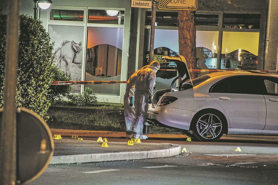 Die Polizei sperrt den Tatort vor der Texas Lounge ab. Bilder: SDMG/Dettenmeyer