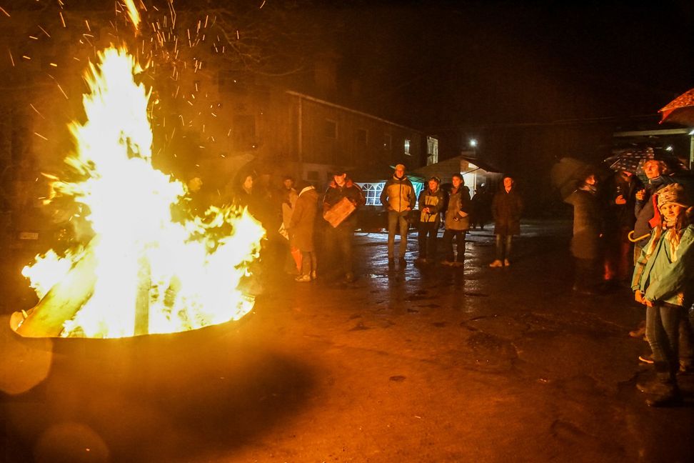 Mit einem Mahnfeuer auf dem Hof von Waltraud Raith haben Landwirte am Samstag auf ihrer Sorgen aufmerksam gemacht. Bild: Dettenmeyer
