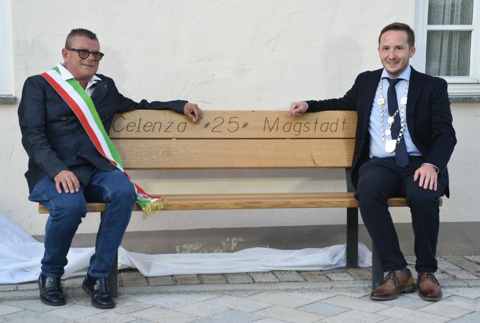 Probesitzen auf der Partnerschaftsbank vor dem Alten Rathaus: die Bürgermeister Dr. Walter di Lauro und Florian Glock (Magstadt).  Bild: Reichert