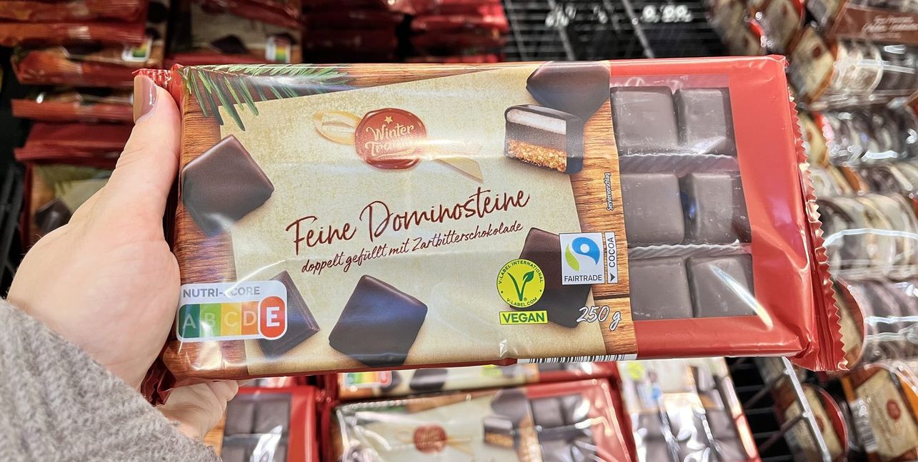 Volle Regale kurz vor Weihnachten: Auch Dominosteine bleiben 2025 häufiger liegen als in früheren Jahren.	Bild: Aldi Süd